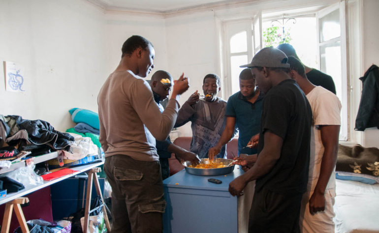 Aboubakari au squatt - l'Établi des ateliers du social sur-mesure